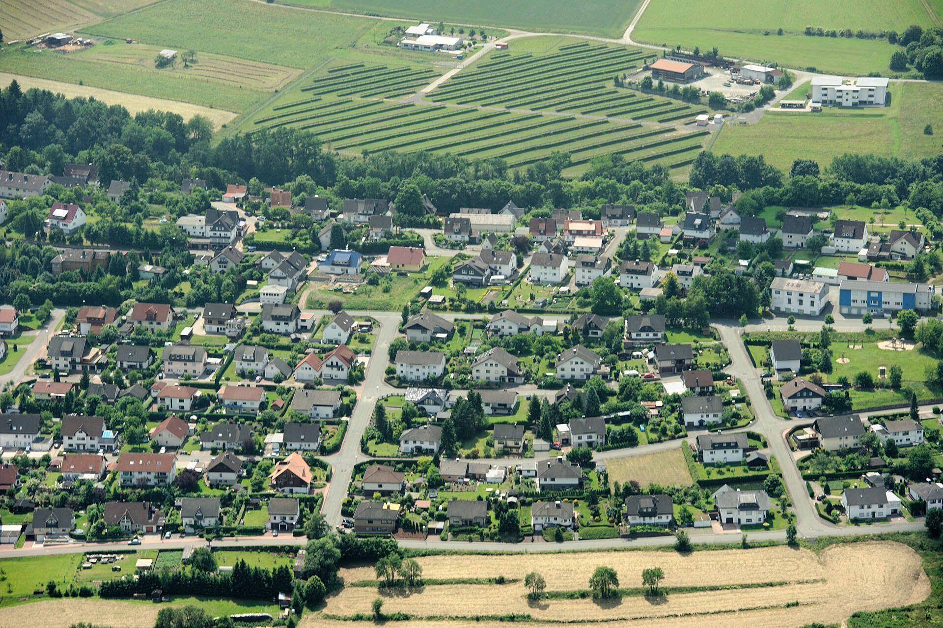 Solaranlage und Wohngebiet